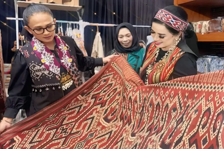 Bazar Kreasi Bhayangkari Nusantara 2025, Polda Sulbar Tampilkan Pesona Tenun Kalumpang