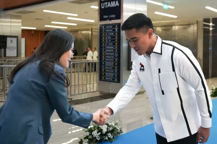 Jabat Tangan Angela lalu Kaesang pada tempat Penutupan Kongres PSI