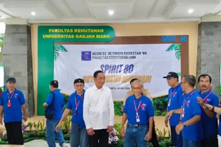 Jokowi Ikut Reuni Fakultas Kehutanan UGM, Kuasa Hukum: Patahkan Tuduhan Ijazah Palsu