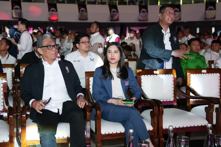 Angela Tanoesoedibjo Berpartisipasi Anggun pada waktu Hadiri Penutupan Kongres PSI, Kenakan Safari Biru Berlogo Partai Perindo
