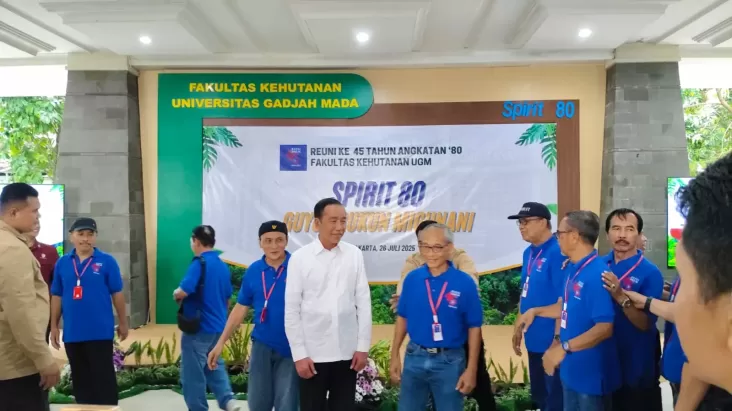 Momen Jokowi Menyapa Panitia kemudian Alumni Fakultas Kehutanan UGM
