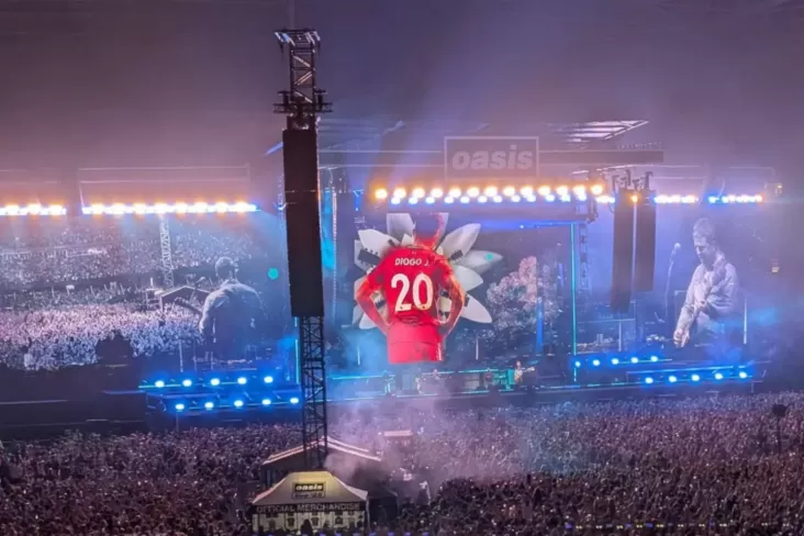 Oasis Beri Penghormatan Haru untuk Diogo Jota pada Konser Reuni, Suar Merah Membara di dalam tempat Cardiff!