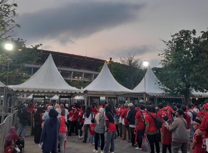 Suasana Jelang Kick-off Timnas Indonesia U-23 vs Vietnam U-23: Stadion GBK Memerah