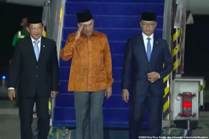 Tiba dalam pada Jakarta, PM Malaya Anwar Ibrahim Disambut Jajar Kehormatan