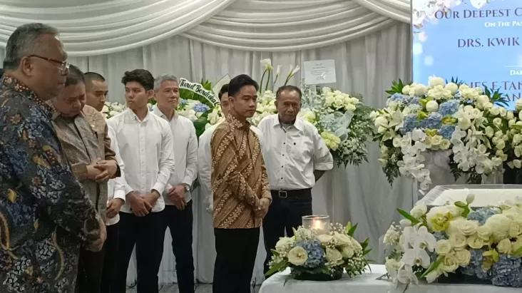 Wapres Gibran Melayat Jenazah Kwik Kian Gie di dalam area Rumah Duka Sentosa