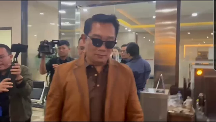 Berkacamata Hitam, Ridwan Kamil Jalani Tes DNA di dalam area Bareskrim