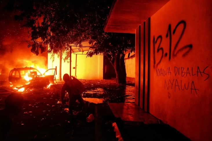 Di Mana Jokowi pada waktu Pembakaran serta juga Penjarahan Merebak di dalam di Berbagai Daerah?