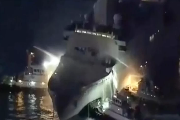 Kapal Perang Amerika Serikat Terbakar Menarik 12 Jam di area pada Jepang, Sekarang Hangus