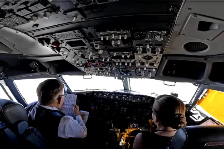 Langka, Raja dan juga Ratu Thailand Terbangkan Sendiri Pesawat Boeing 737 sebagai Pilot lalu Kopilot