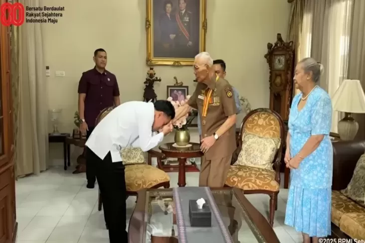 Momen Wapres Gibran Cium Tangan Try Sutrisno