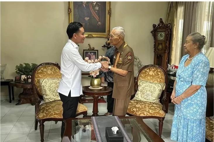 Wapres Gibran Kunjungi Try Sutrisno, Beri Hormat kemudian Cium Tangan