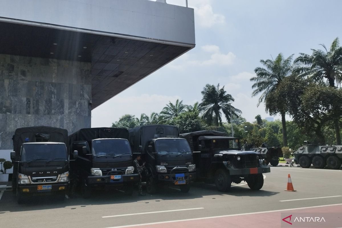 TNI-Polri bangun tenda, siagakan rantis pada DPR antisipasi aksi demo lanjutan