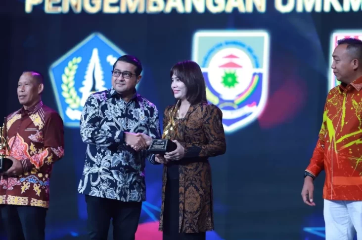 Aktif Majukan UMKM dan juga Kemungkinan Lokal, Wali Pusat Daerah Perkotaan Agustina Wilujeng Raih Penghargaan