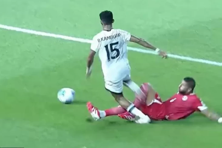 Sasaran Tekel pada area Babak Pertama, Netizen: Kasihan Kaka Ricky Kambuaya Diincer Terus