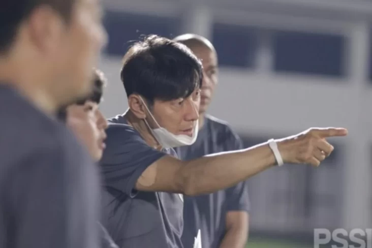 Siapa Pemain Timnas Indonesia Inisial R yang mana digunakan Dilempar Botol oleh Shin Tae-yong?