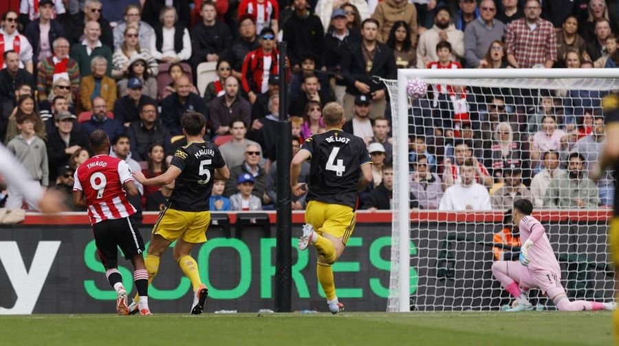 “Si Lebah” Terjadi Permalukan “Setan Merah” 3-1