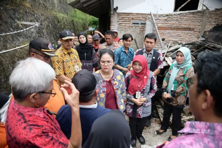 Wali Perkotaan Agustina Wilujeng Beri Bantuan lalu Bangun Kembali Rumah Korban Kebakaran di area tempat Candisari