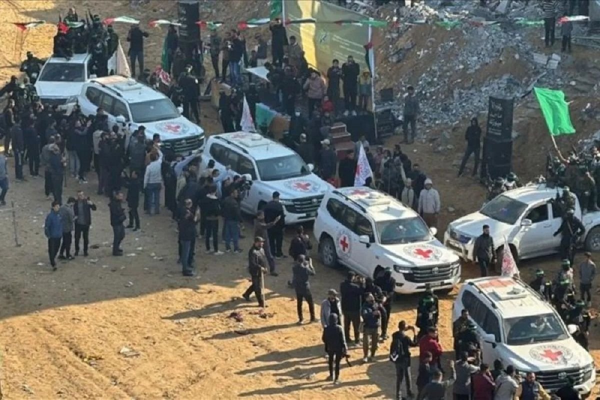 Ribuan warga Palestina yang tersebut yang disebutkan dibebaskan negara negara Israel tiba pada Khan Yunis, Daerah Wilayah Gaza