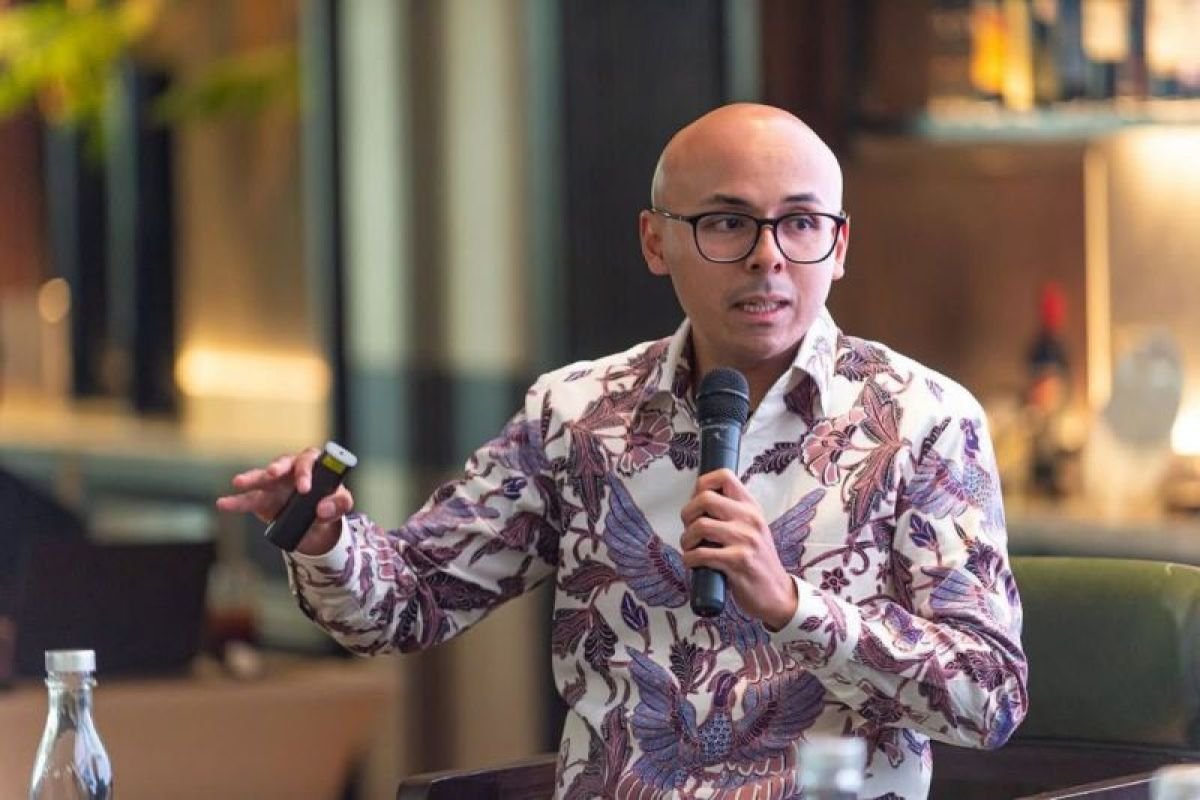 Profil Dirgayuza, Asisten presiden bidang Komunikasi Analis Kebijakan