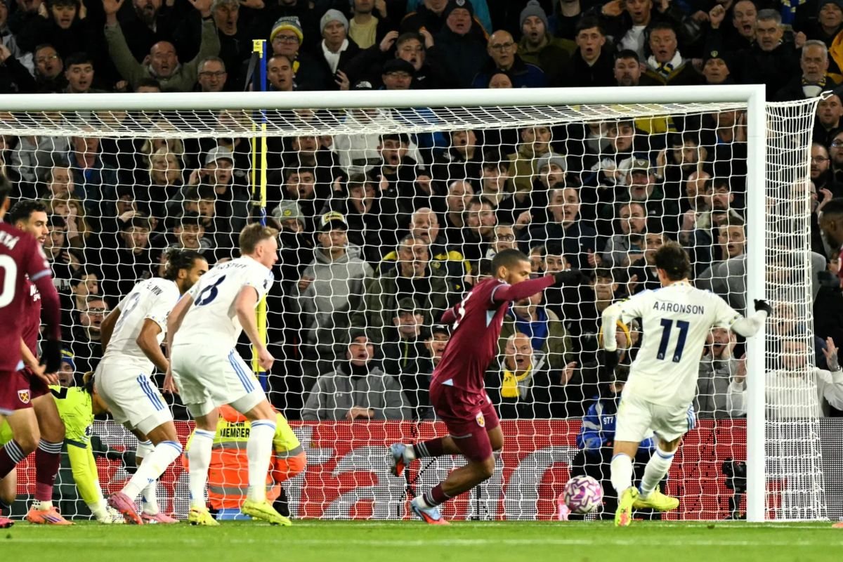 Leeds United loncat ke papan sedang setelahnya hantam West Ham 2-1