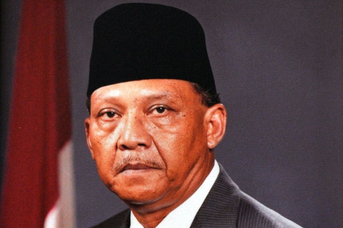 Profil Umar Wirahadikusumah, sosok Wakil Presiden RI ke-4