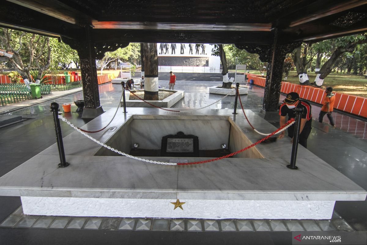 Peringatan G30S PKI: Tata cara juga makna bendera setengah tiang