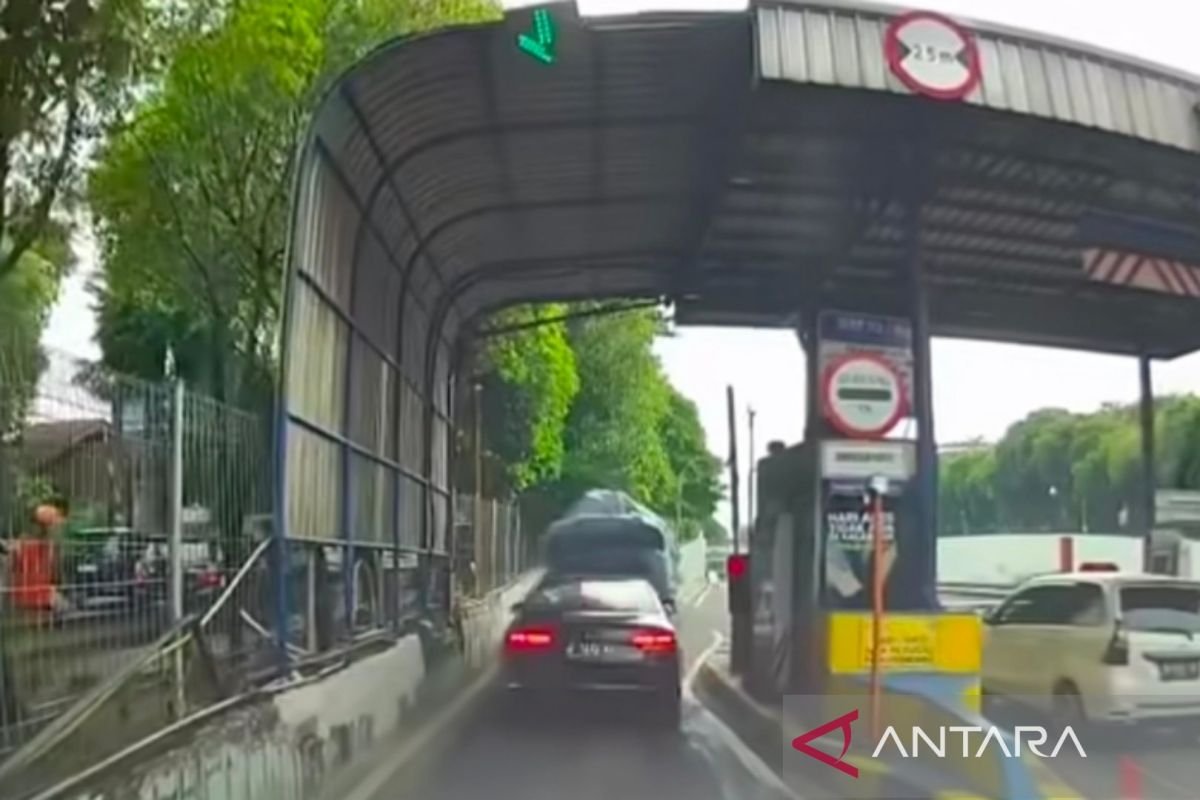 Sopir mobil mewah yang tersebut yang dimaksud terobos gerbang tol alami depresi