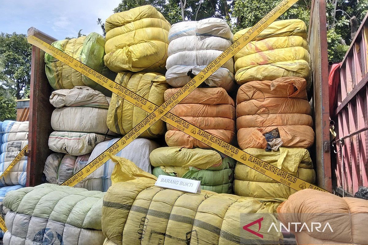 Polda Metro Jaya ungkap perdagangan baju bekas impor berjumlah 439 bal