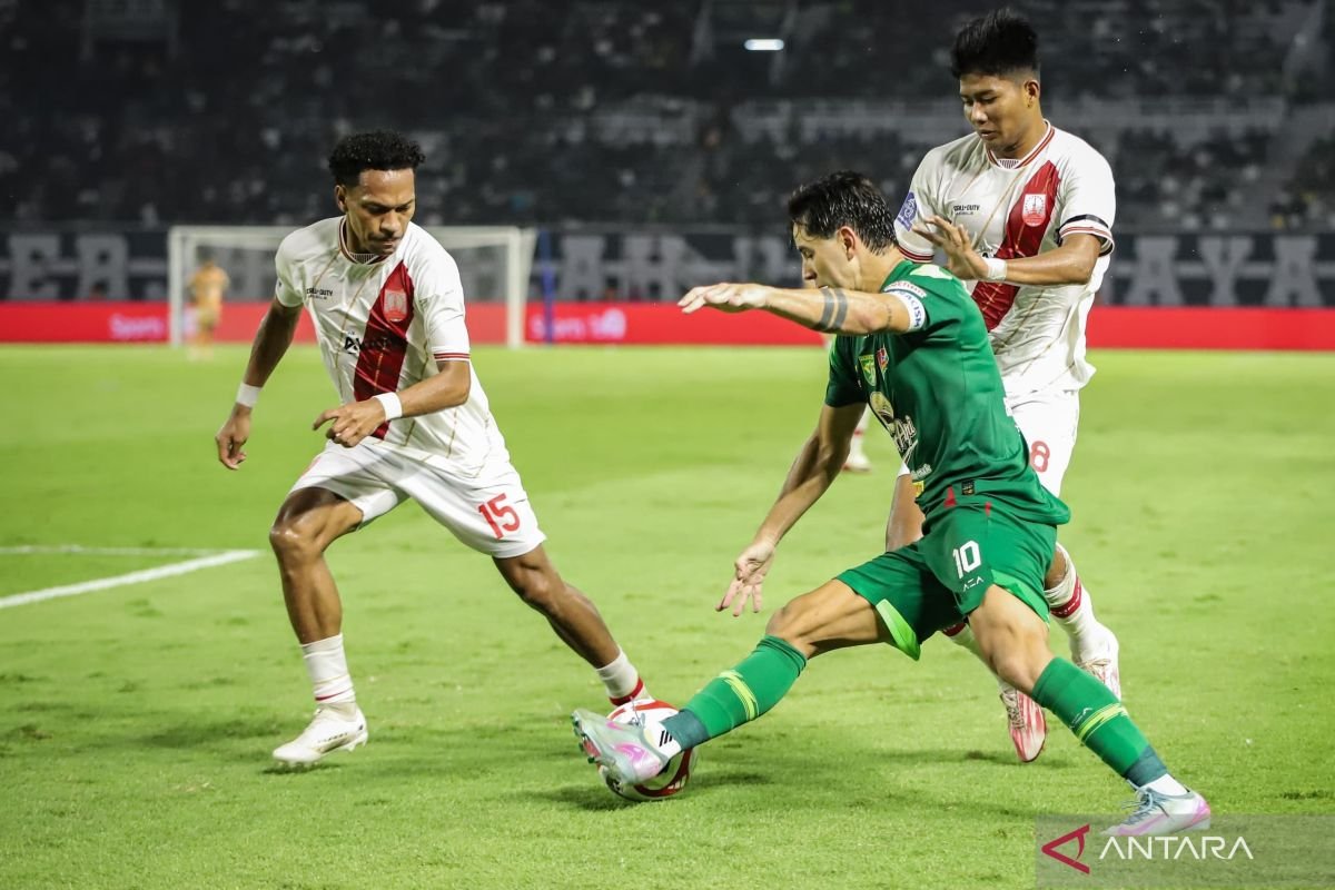 Bruno Moreira lakoni laga ke-100 dengan Persebaya