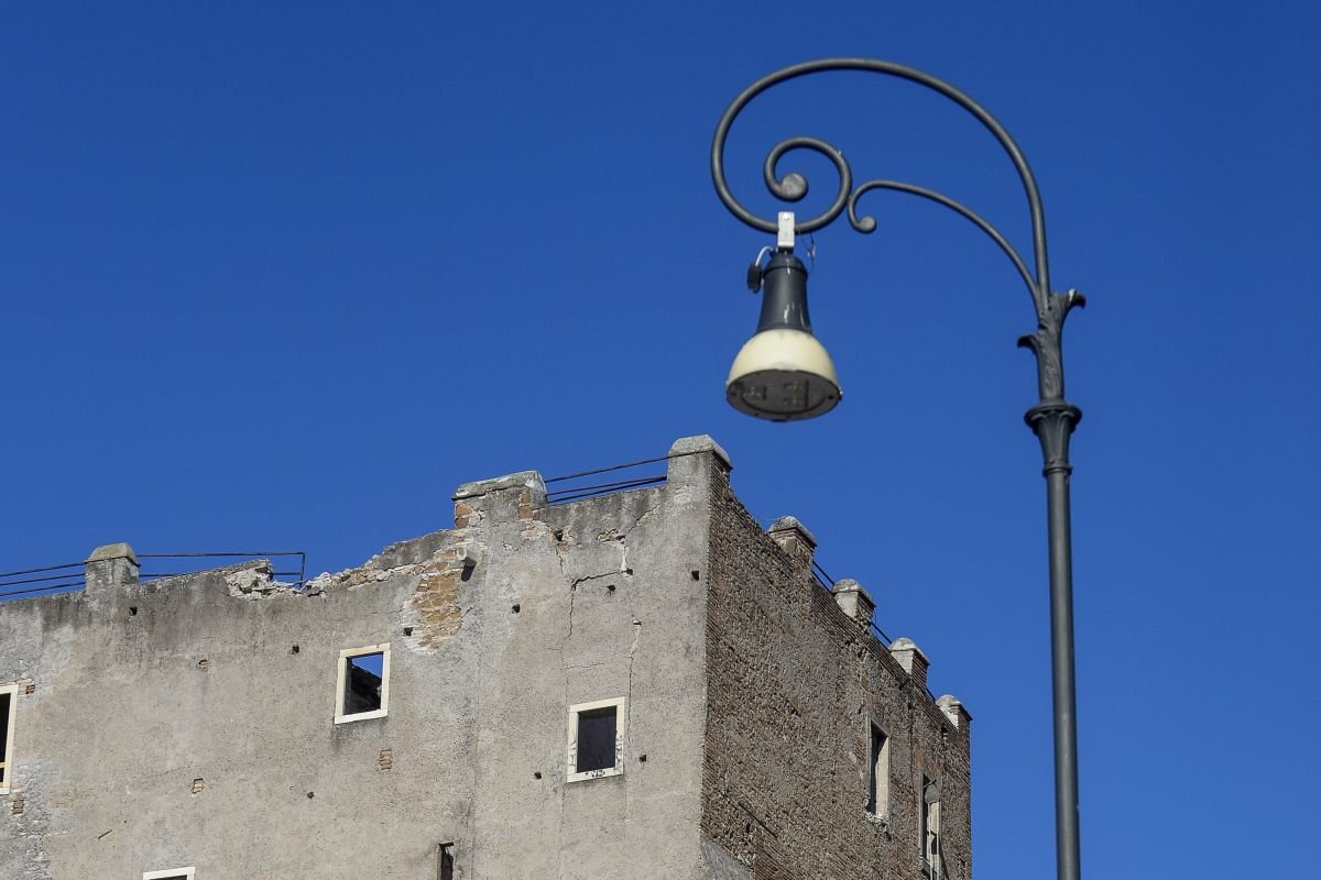 Sedang dipugar, sebagian menara abad pertengahan runtuh dalam Roma