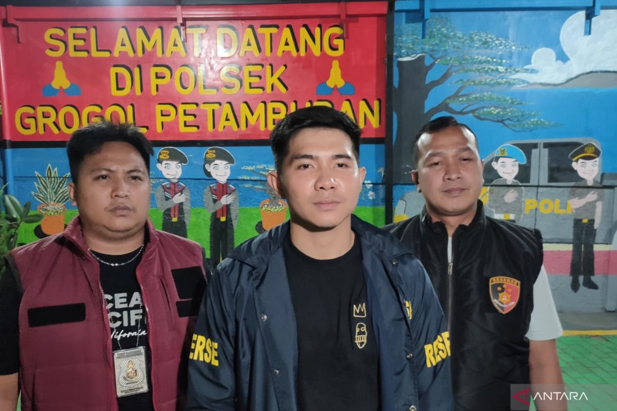 Polisi amankan dua penagih hutang yang mana dimaksud resahkan warga di dalam Ibukota Indonesi Barat