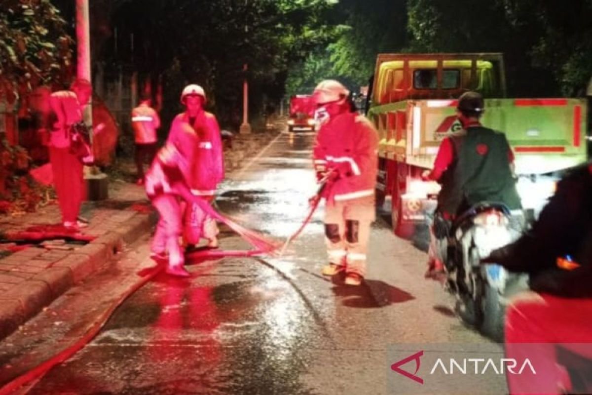 Delapan pengendara motor jatuh akibat tumpahan oli dalam Jakut