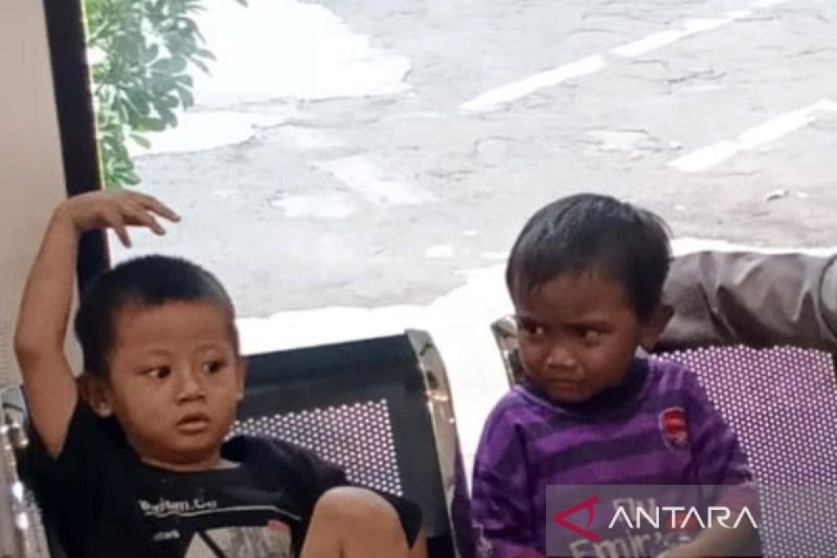 Polisi pertemukan dua anak yang tersebut dimaksud tersesat dengan pemukim tuanya