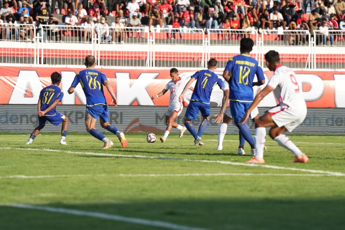 Arema FC puas tahan imbang Malut United 1-1