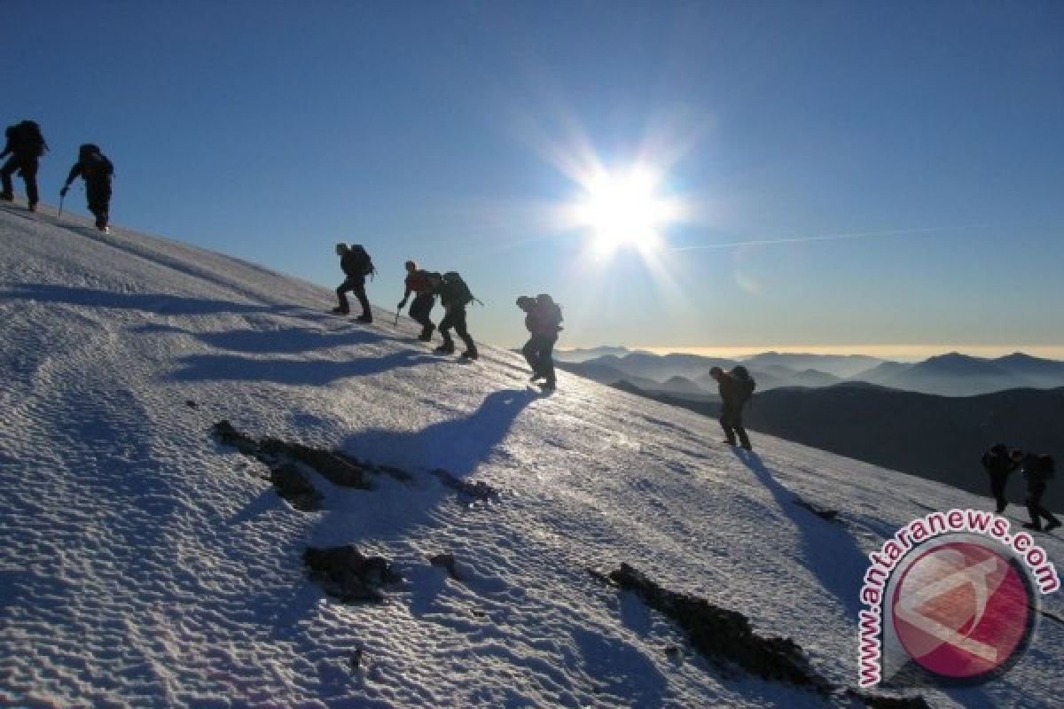 Tujuh pendaki gunung tewas, empat hilang akibat longsor di dalam Nepal