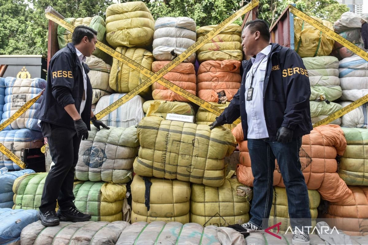 Kriminal kemarin, penangkapan pelaku asusila hingga baju bekas impor