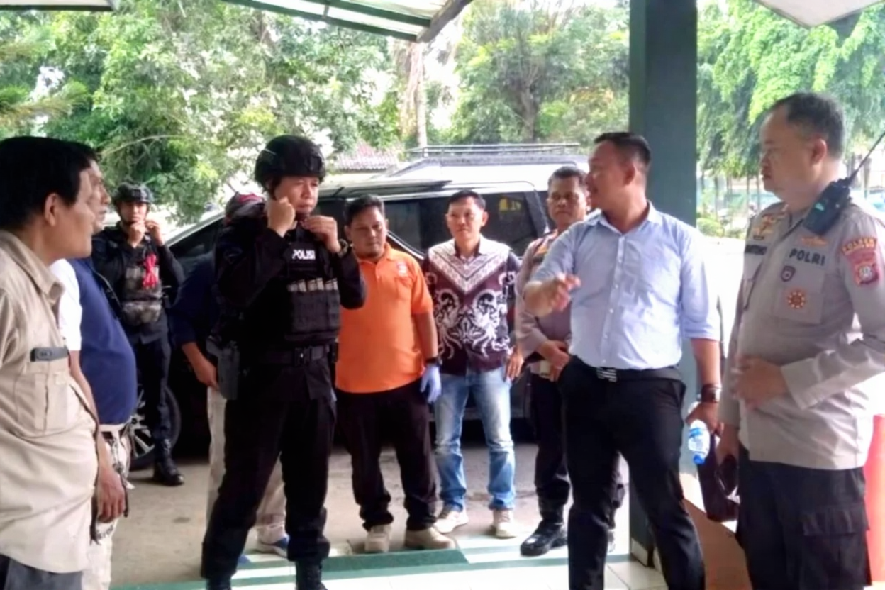 10 sekolah pada pada Depok yang mana digunakan diteror bom dipilih secara random