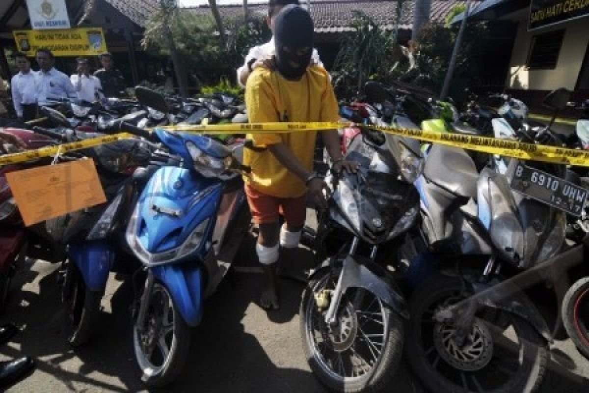 Kriminal kemarin, pelaku curanmor ditangkap kemudian pencurian pada Mampang