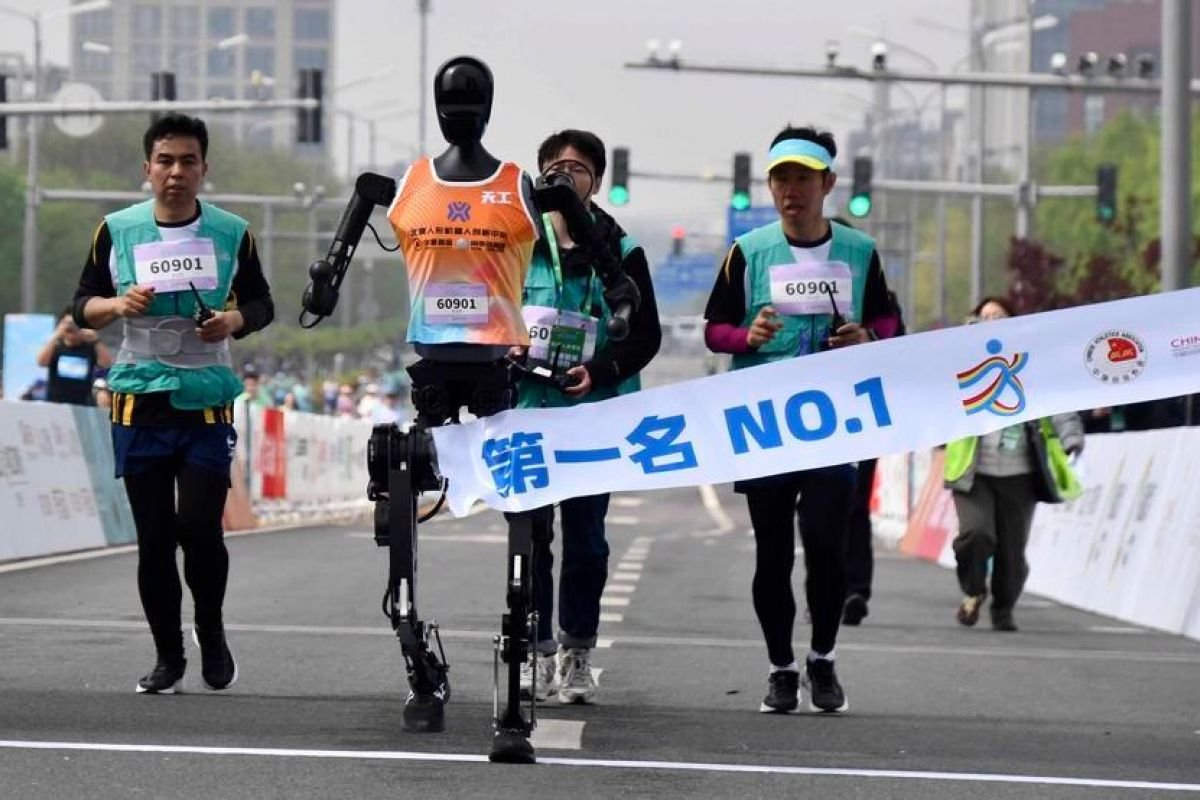 Lomba half-marathon robot humanoid ke Beijing E-Town pada April 2026