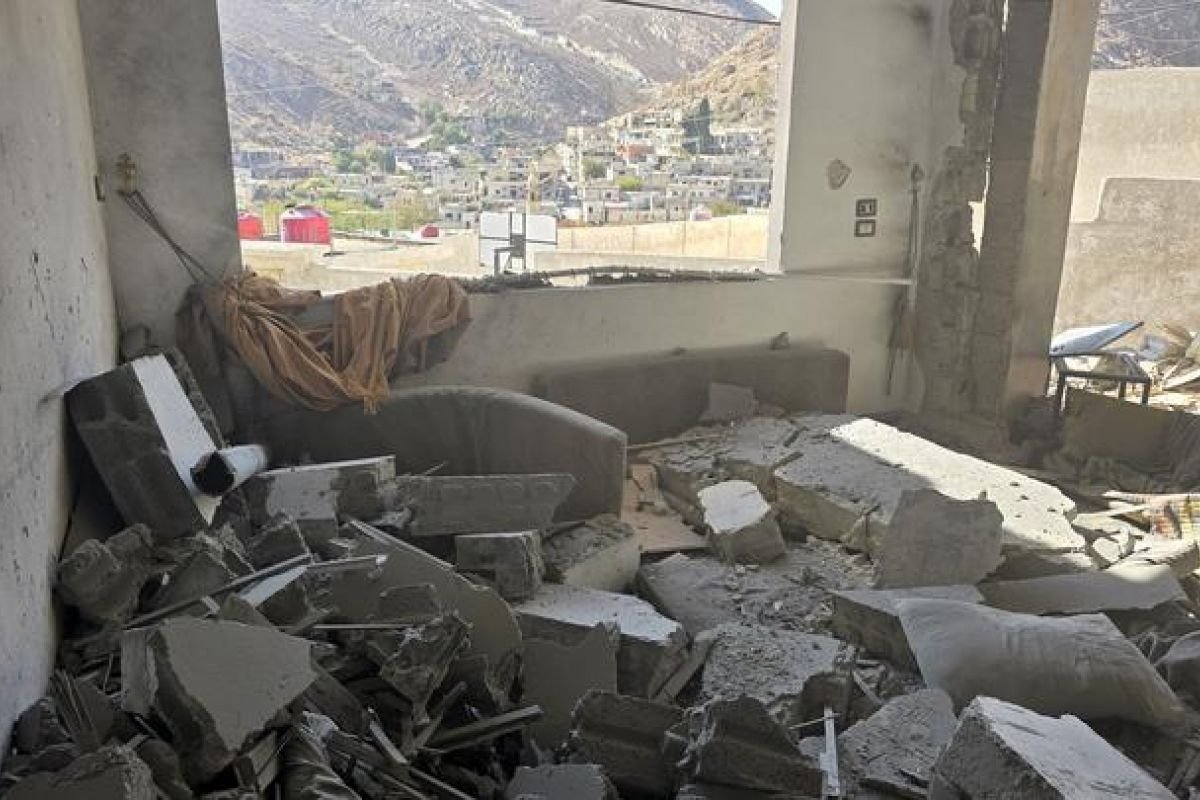 Melihat kehancuran akibat serangan udara negara negeri Israel ke di Beit Jinn, Suriah