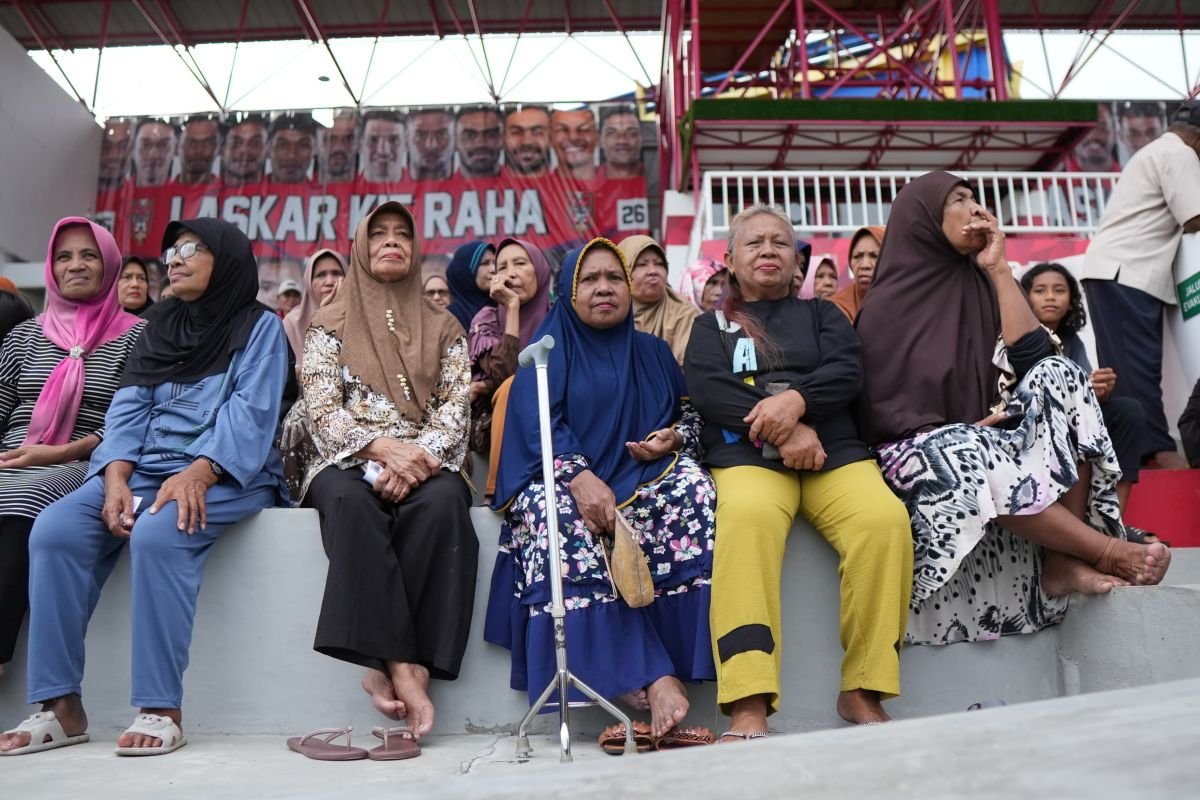 Malut United berbagi kebahagiaan dengan warga kurang mampu