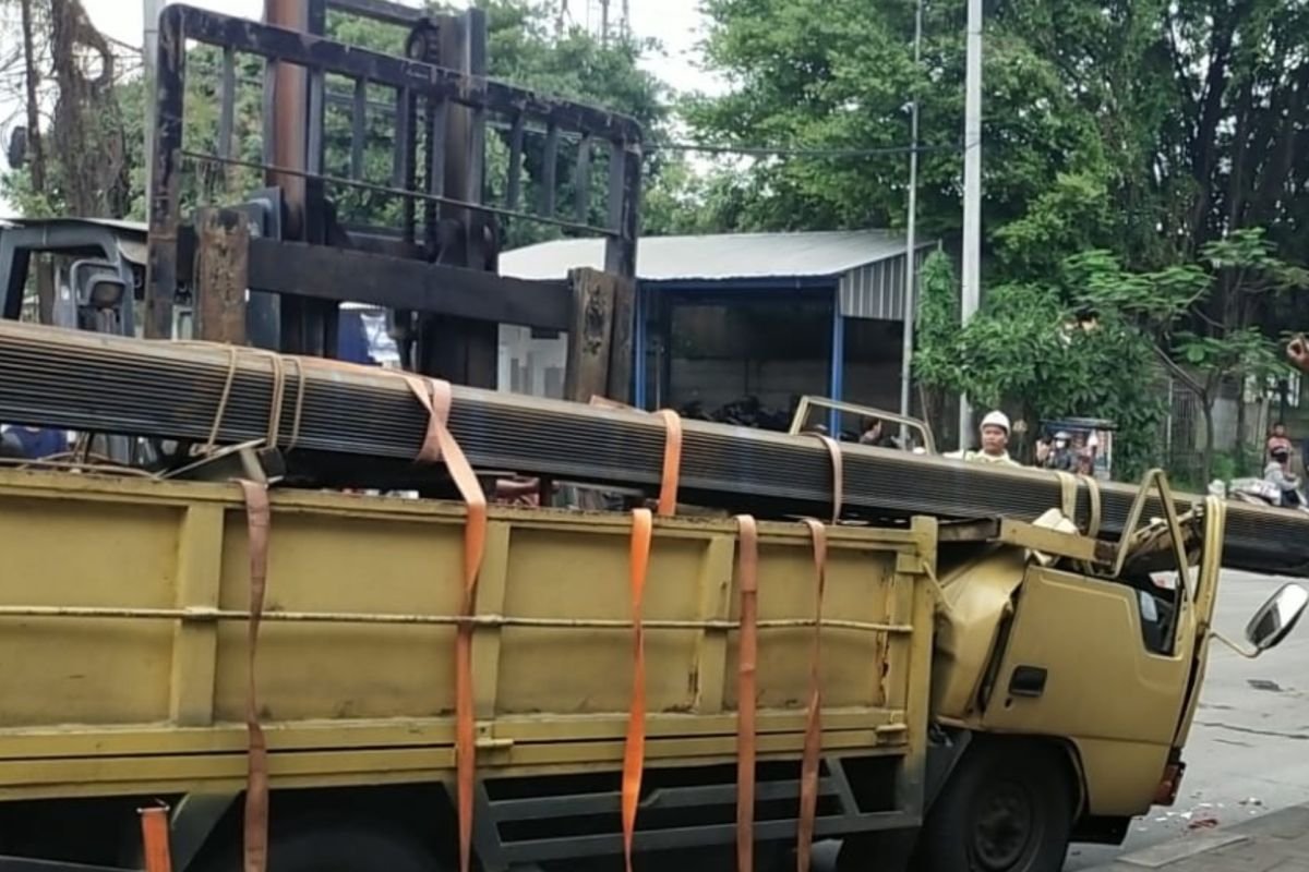 Sopir berikutnya penumpang truk pada Cilincing tewas usai tertimpa besi muatannya sendiri