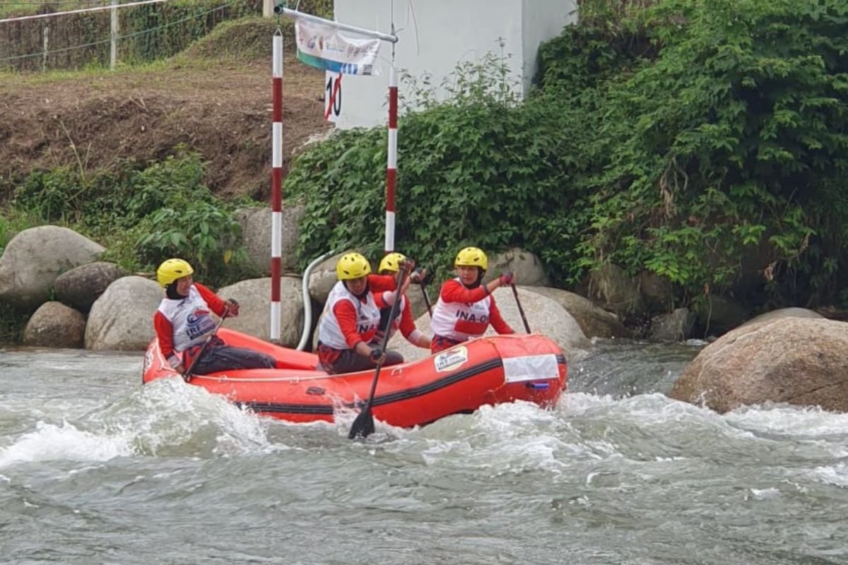 Arung jeram Tanah Air cetak sejarah rebut emas nomor open putri slalom