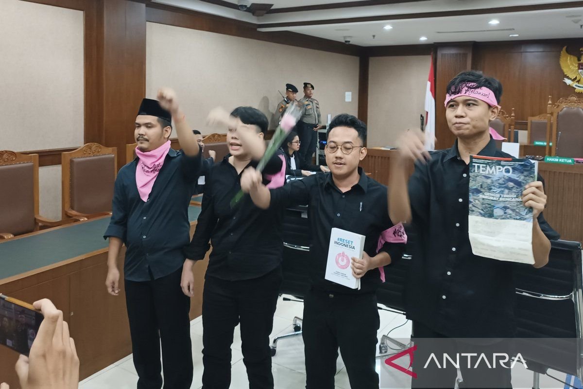 Orasi juga pembagian mawar oleh Delpedro dkk warnai sidang perdana