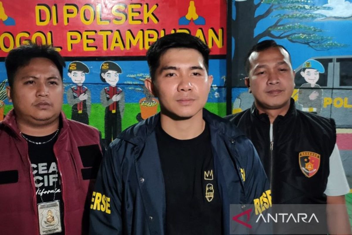 Polisi tunda menahan dua anak pengedar narkoba di dalam pada Jakbar