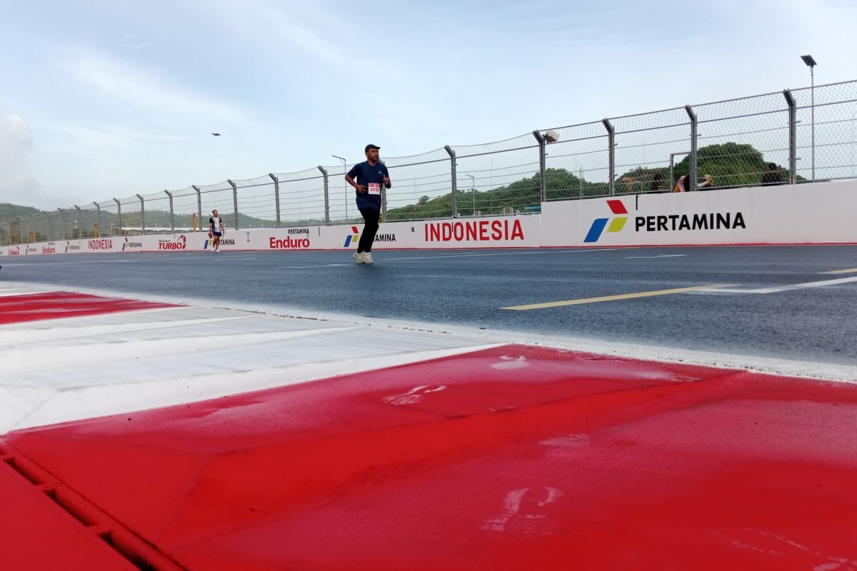 Anggota event lari Mandalika Last Sunday berdonasi untuk penderita banjir