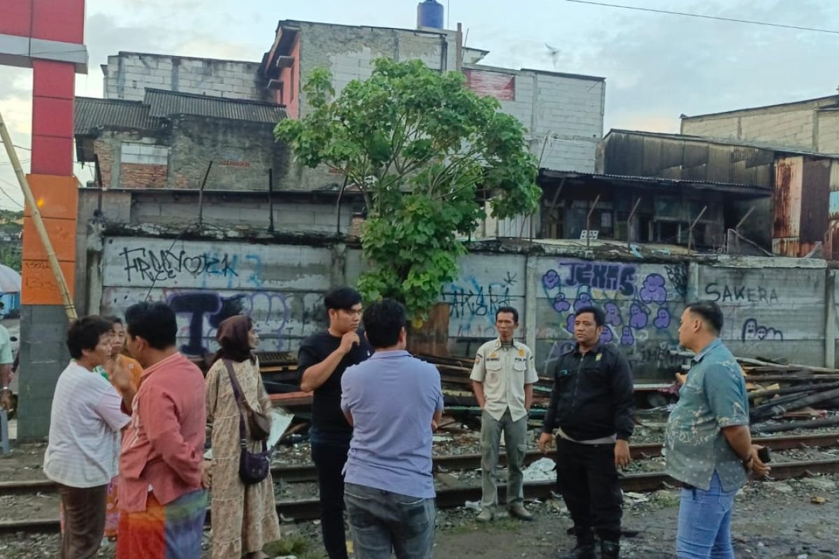 Polisi selidiki identitas warga yang tersebut yang dimaksud terserempet kereta api di Jakut