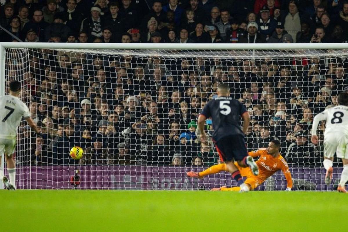 Raul Jimenez bawa Klub sepak bola Klub sepak bola Fulham tekuk Nottingham Forest