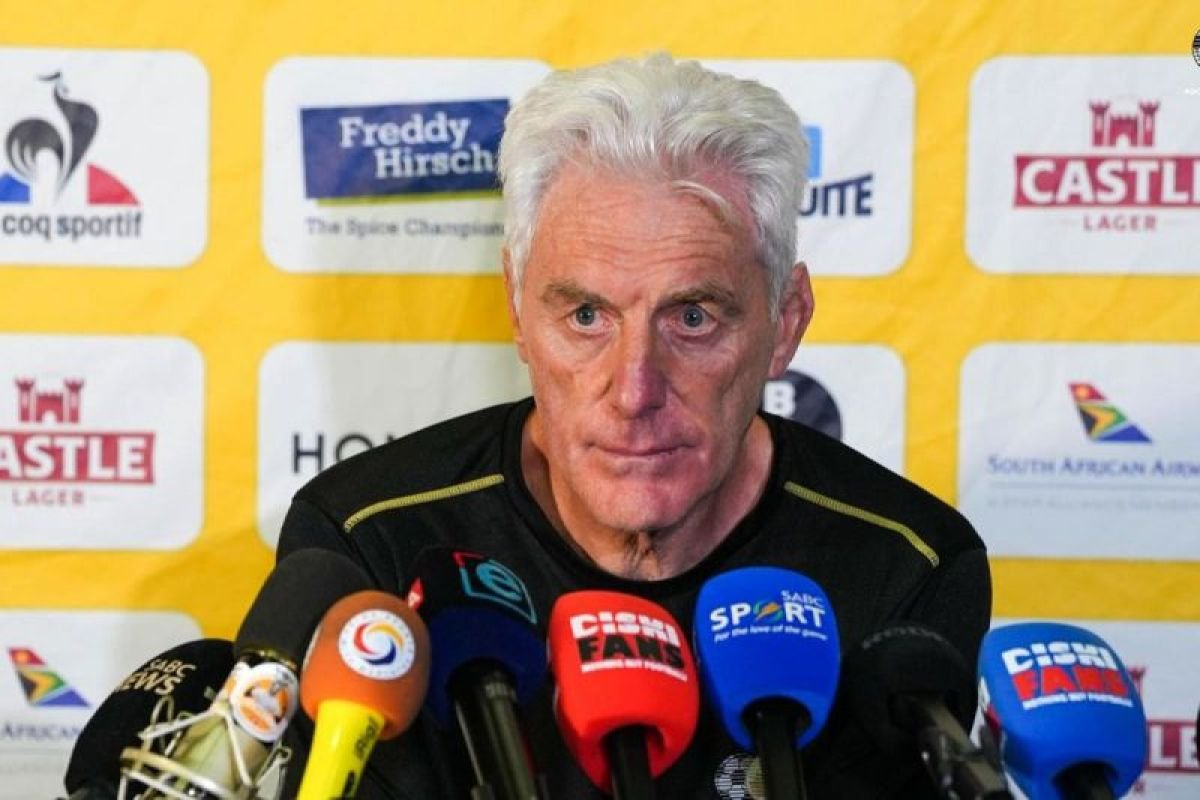 Kepelatihan Afsel Hugo Broos minta maaf menghadapi ucapan rasis