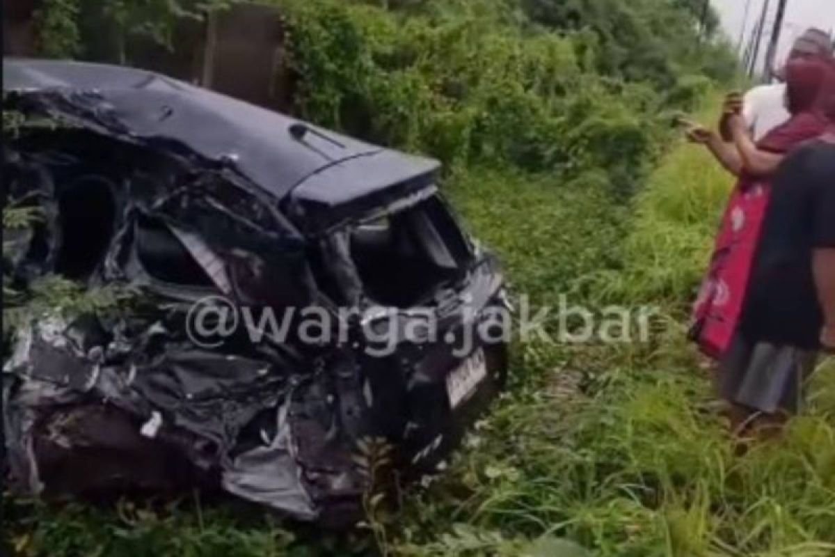 Sebuah minibus tertabrak kereta api pada Kalideres Jakbar